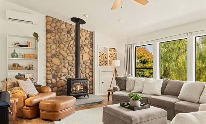 Puyallup Cottage | Cozy Cottage On the Puyallup River - Waterfront/Hot Tub