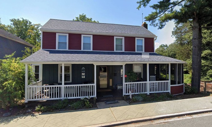 North East Cottage | Cozy Cottage on the North East River in Town!