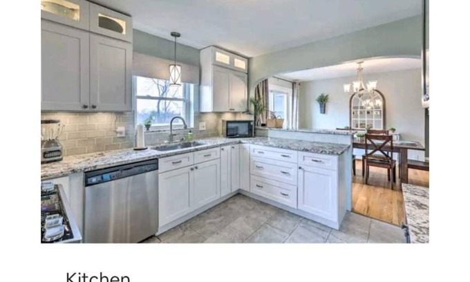 Anderson Township House | Cozy Cottage w/Hot Tub ! Conveniently located, near restaurants & attractions