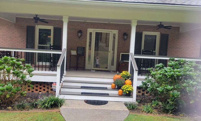 Woodstock House | Cozy Country Home with 5 Bedrooms 4 Baths and Swimming Pool