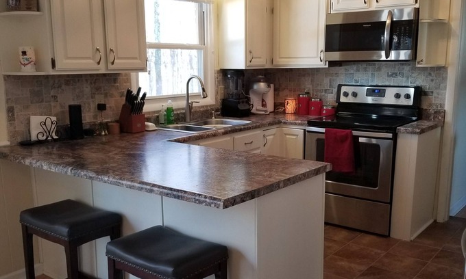 Reidsville House | Cozy Countryside Getaway with Fast Wifi/Hot Tub
