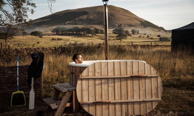 Peak District RV Rental | Cozy Couples Glamping - Private Hot Tub & Sauna