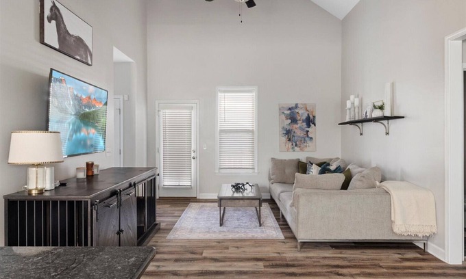 Madison House | Cozy Cul De Sac w/fenced backyard, covered patio, fire pit, near Grand Ole Opry