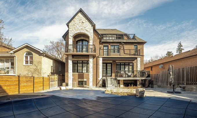 Pine Grove House | COZY CUSTOM MANSION 2 BEDROOM APARTMENT. QUIET FAMILY FRIENDLY NEIGHBORHOOD