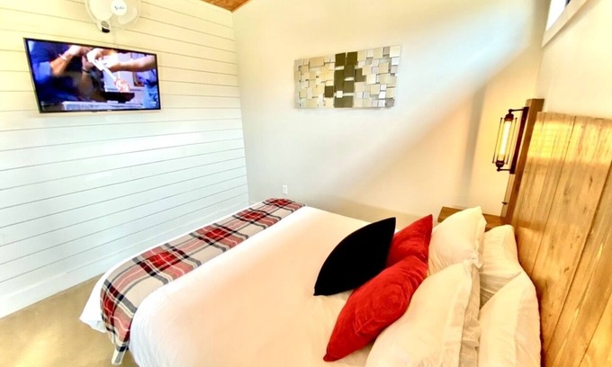 Dripping Springs Cabin | Cozy/Cute Tiny House close to wineries, wedding venues & outdoor fun