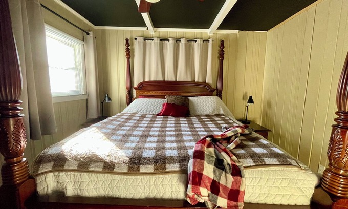 Conway House | Cozy Dog-Friendly Home with WiFi