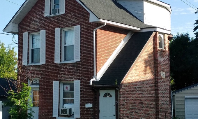 Sunnyside Apartment | Cozy downtown two bedrooms free parking