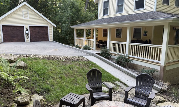 Galena House | Cozy Fall Stroll 2 Town ~ Farmhouse Feel, Pet Friendly, Wildlife all around!