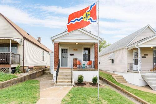 The Hill House | Cozy Family Cottage - Historic Top of The Hill