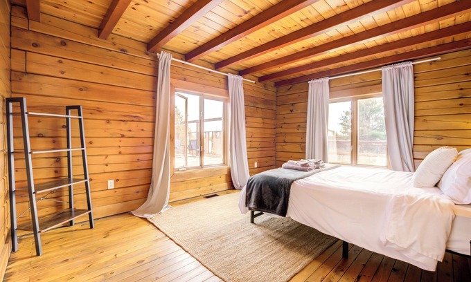 Stirling House | Cozy Festive Woodland Cabin w/Hot Tubnn