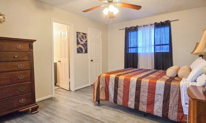 Klein Apartment | Cozy French Getaway! With full kitchen, workspace, treadmill and grill.nn
