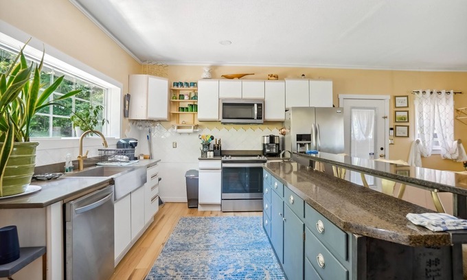 Morganton Cabin | Cozy getaway with deck, mountain views & hiking trails