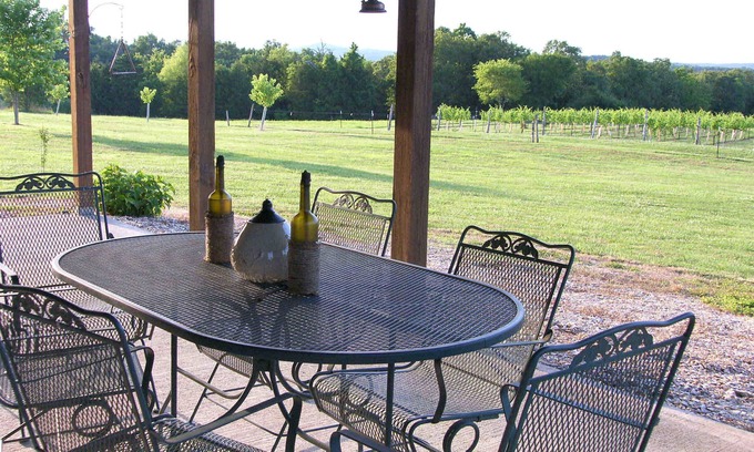 Cedarcreek House | Cozy guest house at Cedar Ridge Ranch & Vineyard- close to Bull Shoals Lake