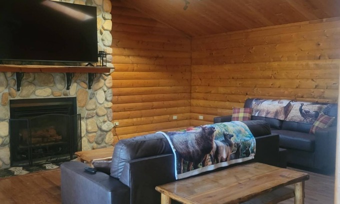 Jordan House | Cozy Hideaway Log Home in Welcoming Jordan MT
