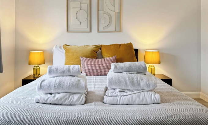 Woodingdean House | Cozy Hideaway With Hot Tub & Sauna Sleeps 7