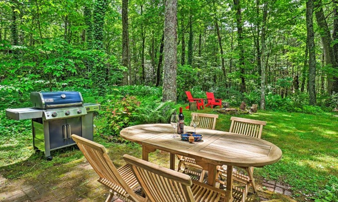 Mirror Lake House | Cozy Highlands Escape - 1 Mile to Downtown!