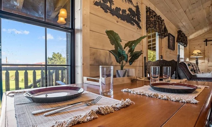 Charlotte Cabin | Cozy Hillside Cabin 2/1 Peaceful