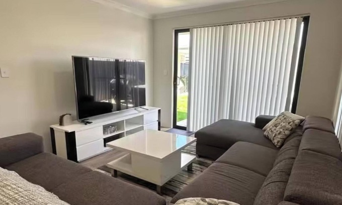 Baldivis House | Cozy Holiday and Business Home