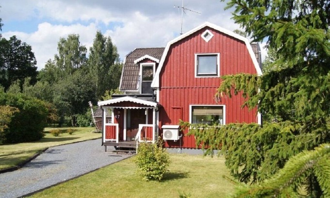 Silverdalen House | Cozy holiday home with a 2500 square meter garden right on the lake