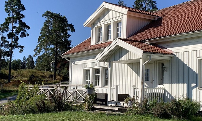 Molnbo Ski Chalet | Cozy holiday home with lake view on a horse farm near Stockholm