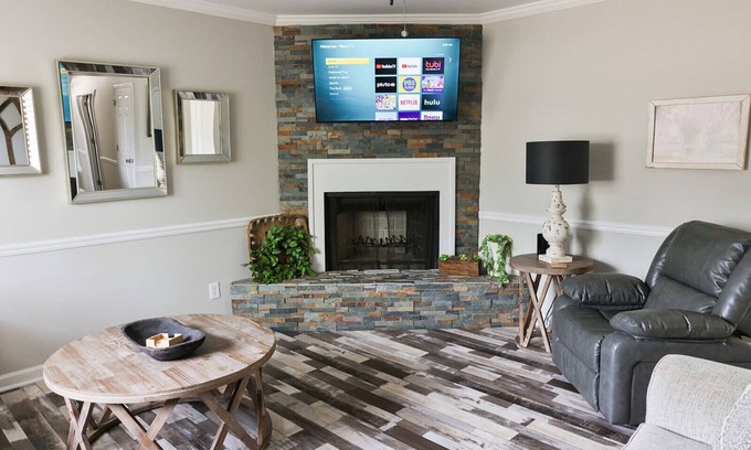 Weaver House | Cozy Home 1/2 mile from Chief Ladiga