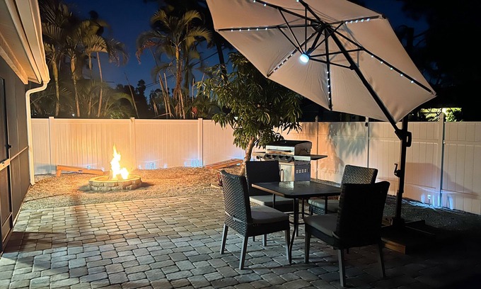 San Carlos Park House | Cozy Home 20 min to Beach! Private Backyard. Pet Friendly