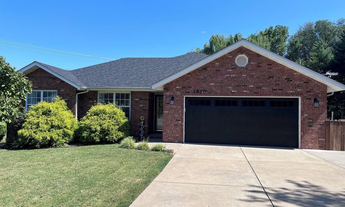 Springfield House | Cozy Home By CoxHealth Medical Center in Springfield
