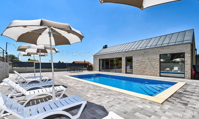 Dugo Selo House | Cozy home in Dugo Selo with sauna