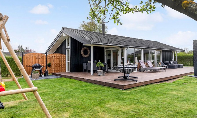 Næsby Strand House | Cozy home in Nakskov with kitchen