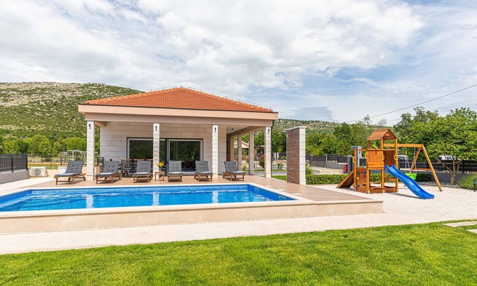 Primorski Dolac House | Cozy home in Primorski Dolac with WiFi