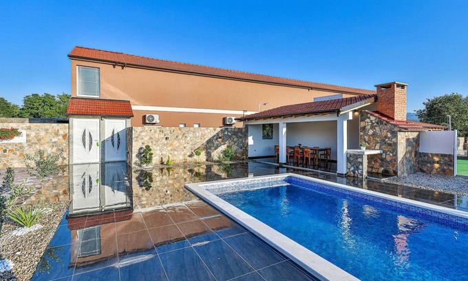 Trilj House | Cozy home in Ugljane with WiFi
