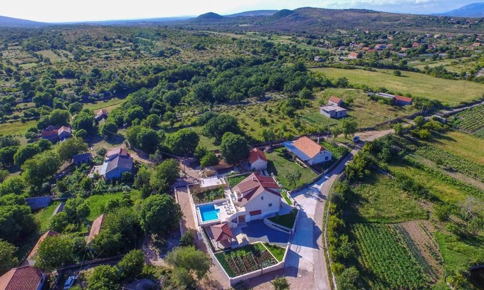 Unesic House | Cozy home in Unesic with sauna