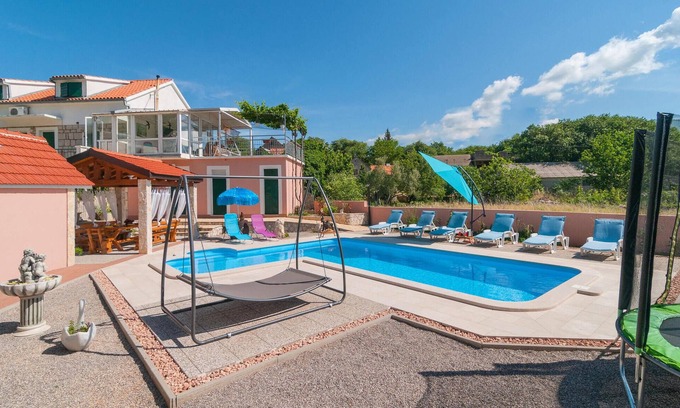 Sestanovac House | Cozy home in Zezevica with sauna