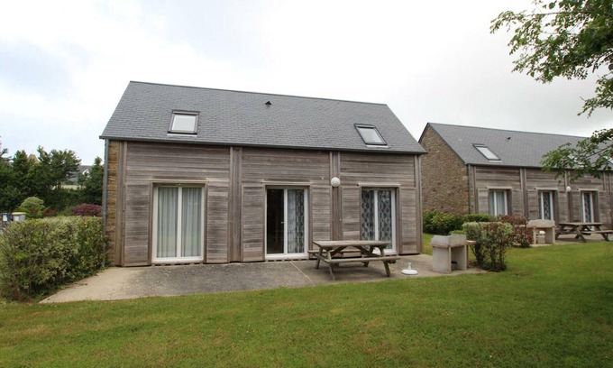 Biville Cottage | Cozy Home Near Beach, Close to GR223, with Garden, Terrace, Pets Welcome