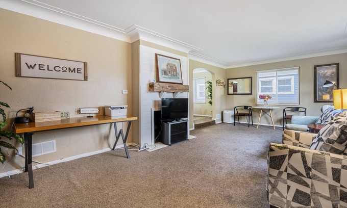 Ottawa House | Cozy home near university, Pet-Friendly & Family-Friendly Neighborhood