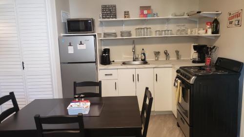Rideau Heights Apartment | Cozy home on a quiet street minutes to DT Kingston