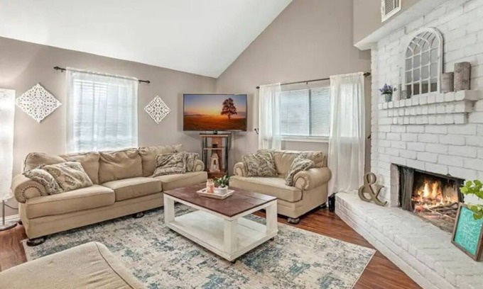 Huffman House | Cozy home w/ fast wifi, indoor fireplace in quiet cul-de-sac