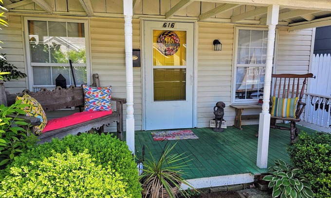 Havre De Grace House | Cozy home with fenced in yard-Dog Friendly . 2 block walk to historic downtown!