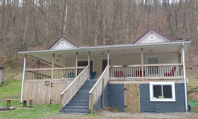 Henlawson House | Cozy house, 2 bed, 1 bath, full kitchen, close to Bearwallow