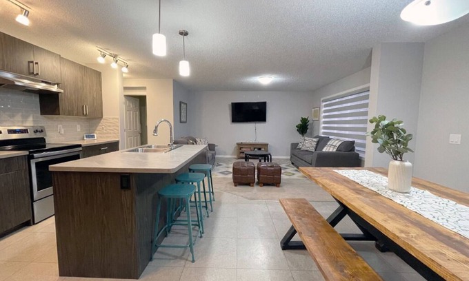 Calgary House | Cozy House - close to the mountains