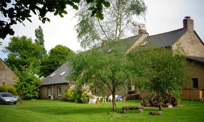 Combourg Cottage | Cozy house in large garden