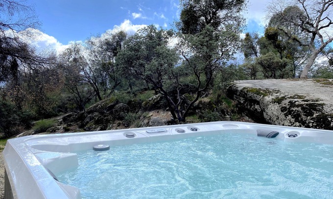 Oakhurst House | Cozy house with King Bed/Fast Wifi/Hot Tub