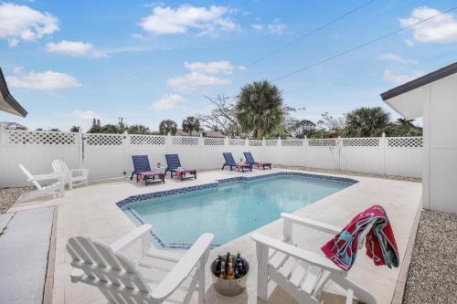 Marco Island House | Cozy inland home with backyard and steps to shopping