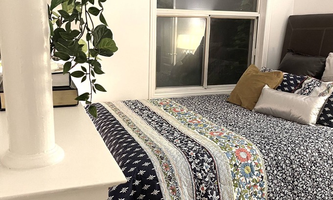 Trefann Court Apartment | Cozy & Inviting 2 bed suite by Distillery District