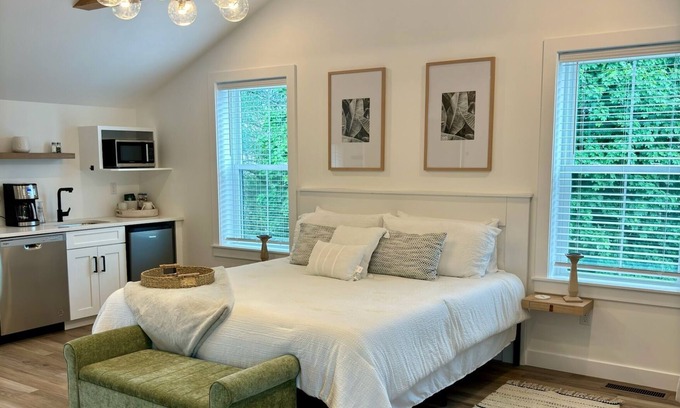 Town of Kirkland Apartment | Cozy, inviting, brand-new studio ideal for individuals and/or couples