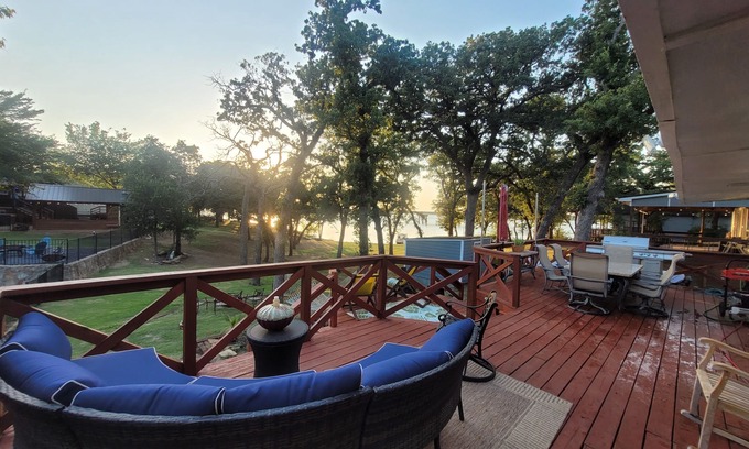 Little Elm House | Cozy lake front cottage on Lake Lewisville. Enjoy the kayaks, firepit & sunsets.