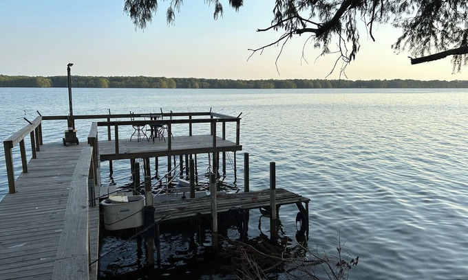 Avon House | Cozy lake front home on beautiful Lake Washington. Deck, dock and boat slip.