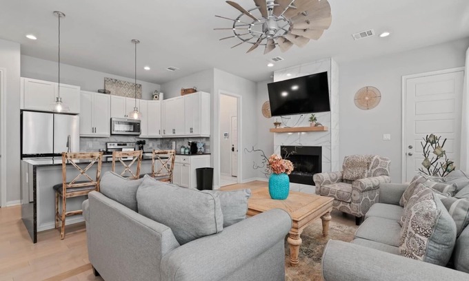 Cross Roads House | Cozy Lake house at Oakpoint w/Fully Equipped Office. Pet Friendly!