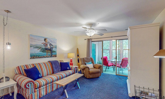 Hollister Condo | Cozy lakefront condo w/ two primary suites, sunroom & shared pool