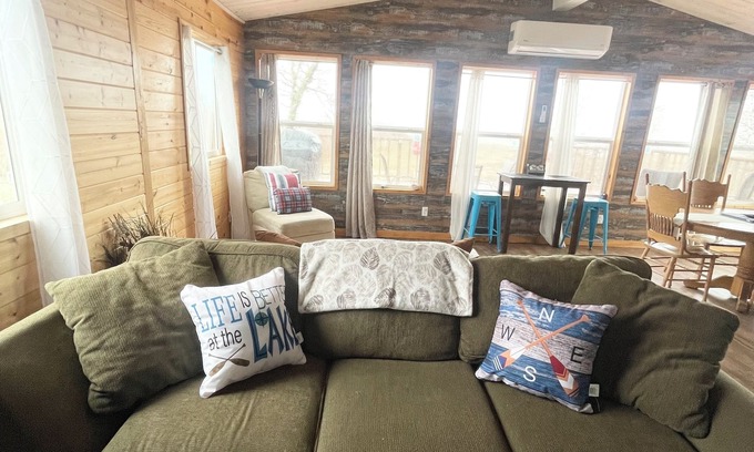 Saint Laurent Cabin | Cozy Lakefront Cottage
